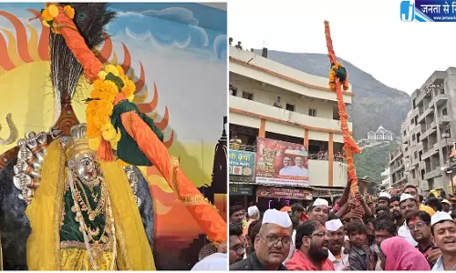 सप्तश्रृंगी माता मंदिर में महाअष्टमी की धूम, ढोल-नगाड़ों के साथ निकली भव्य शोभायात्रा सप्तश्रृंगी माता मंदिर में महाअष्टमी की धूम, ढोल-नगाड़ों के साथ निकली भव्य शोभायात्रा