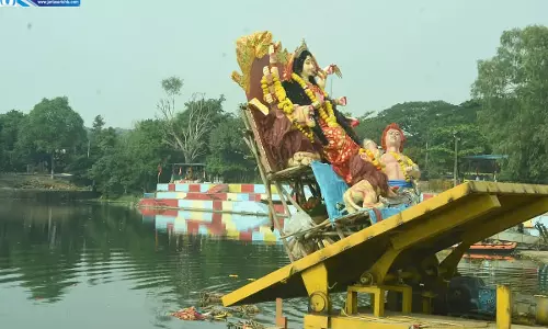 भोपाल में मां दुर्गा को भावुक विदाई, जय माता दी के जयकारों से गूंजा शहर