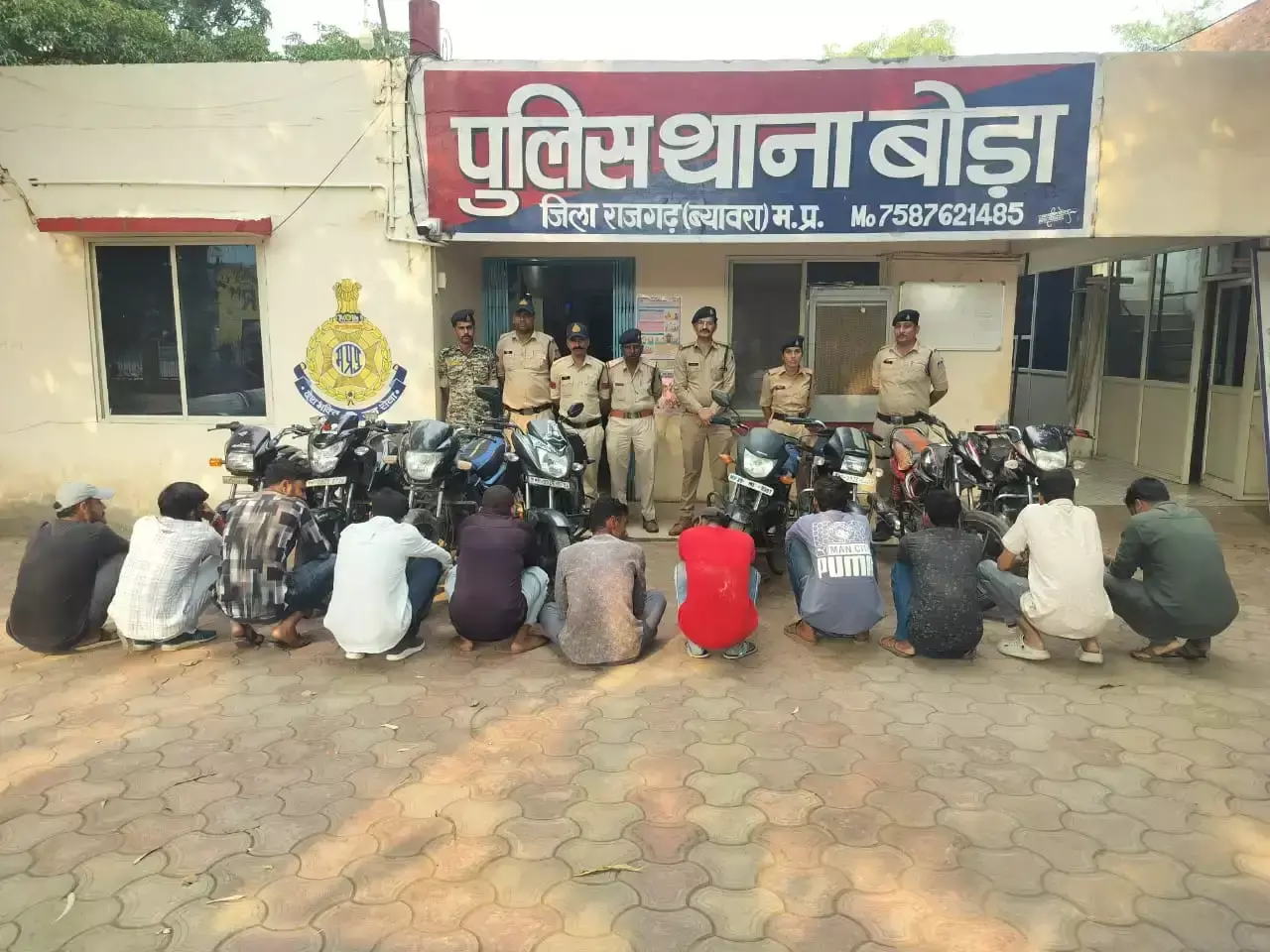 नकदी के साथ ताश खेल रहे 11 लोग गिरफ्तार, लाखों की संपत्ति जब्त