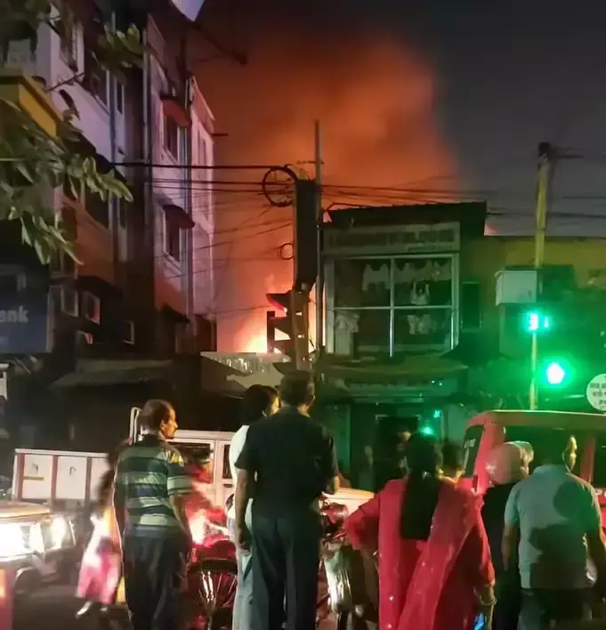 बाजार में लगी भीषण आग, दर्जनों दुकानों का सामान जलकर राख बाजार में लगी भीषण आग, दर्जनों दुकानों का सामान जलकर राख