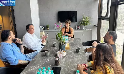 टाइगर श्रॉफ से मिलने पहुंचे मंत्री आशीष शेलार, फायरिंग के बाद अभिनेता का जाना हाल टाइगर श्रॉफ से मिलने पहुंचे मंत्री आशीष शेलार, फायरिंग के बाद अभिनेता का जाना हाल