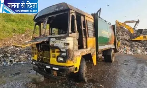 सेक्टर-52 में कूड़े के ढेर में भीषण आग, लपटों की चपेट में आई कबाड़ गाड़ी