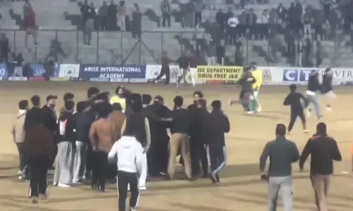 क्रिकेट मैदान बना अखाड़ा! सेमीफाइनल के बाद खिलाड़ी ने दर्शक पर बरसाए घूंसे
