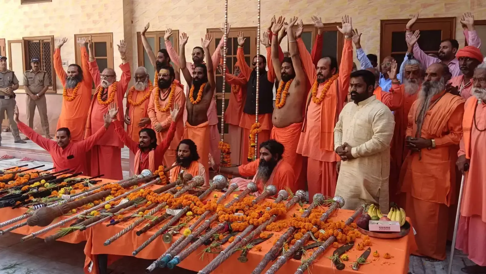 महानिर्वाणी अखाड़े में शस्त्रों की पूजा, सनातन की रक्षा का संदेश