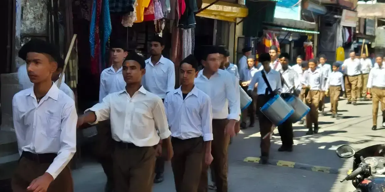 विजयदशमी पर्व पर गोपेश्वर में निकला स्वयंसेवकों का संचलन विजयदशमी पर्व पर गोपेश्वर में निकला स्वयंसेवकों का संचलन