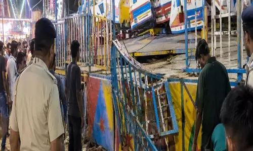 दिल्ली के दशहरा मेले में हादसा झूले से गिरकर दो लोग घायल
