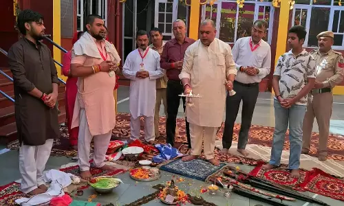 विजयदशमी पर त्रिलोकपुर में निभाई गई पारंपरिक पूजा की रस्में