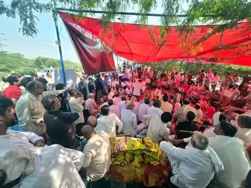 कूड़ा डालने के विरोध में सड़क पर उतरे लोग, धरना जारी