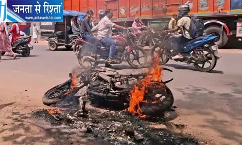 भीषण सड़क हादसा, दो बाइकों की टक्कर के बाद लगी आग, तीन युवकों की दर्दनाक मौत भीषण सड़क हादसा, दो बाइकों की टक्कर के बाद लगी आग, तीन युवकों की दर्दनाक मौत