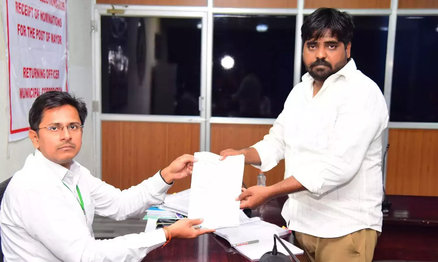 YSRCP उम्मीदवार ने मेयर पद के लिए नामांकन दाखिल किया