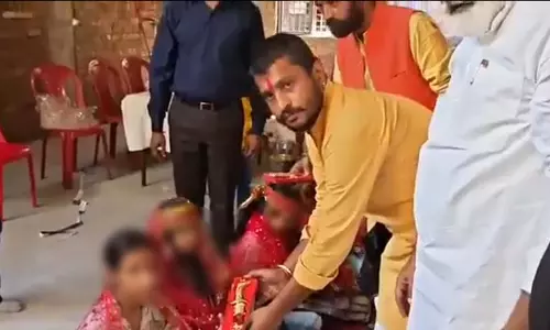 पहले कन्याओं को कराया भोजन, फिर हाथों में उपहार के रूप में चाकू, वीडियो वायरल