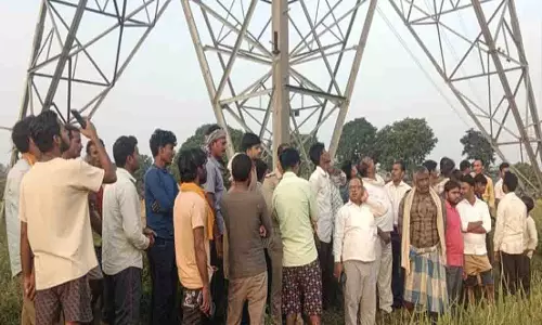 परिजनों से नाराज 20 वर्षीय युवक 4 लाख वोल्ट के टावर पर चढ़ा परिजनों से नाराज 20 वर्षीय युवक 4 लाख वोल्ट के टावर पर चढ़ा