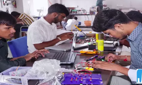 छोटे शहरों में AI और रोबोटिक्स का कमाल छोटे शहरों में AI और रोबोटिक्स का कमाल