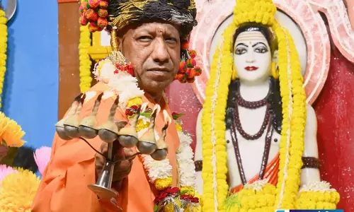 गोरखनाथ मंदिर में CM योगी ने की विशेष पूजा निकाली भव्य शोभायात्रा गोरखनाथ मंदिर में CM योगी ने की विशेष पूजा निकाली भव्य शोभायात्रा