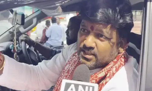 हैदराबाद में रावण दहन को लेकर कांग्रेस BRS कार्यकर्ताओं में झड़प हैदराबाद में रावण दहन को लेकर कांग्रेस BRS कार्यकर्ताओं में झड़प