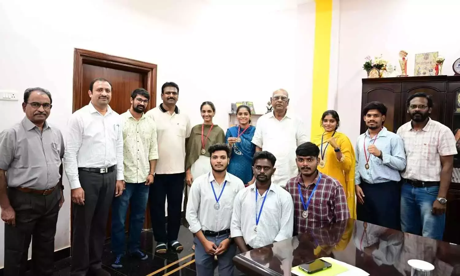 Andhra: वीआईआईटी के छात्रों ने चार स्वर्ण पदक जीते Andhra: वीआईआईटी के छात्रों ने चार स्वर्ण पदक जीते