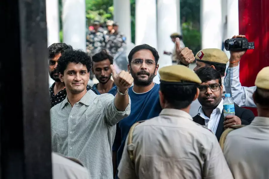 CJP नेताओं की हिरासत बढ़ी: दिल्ली HC में रात में सुनवाई की मांग CJP नेताओं की हिरासत बढ़ी: दिल्ली HC में रात में सुनवाई की मांग
