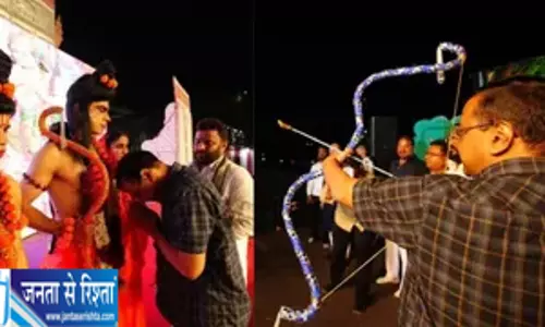 मयूर विहार रामलीला में पहुंचे केजरीवाल, किया रावण दहन