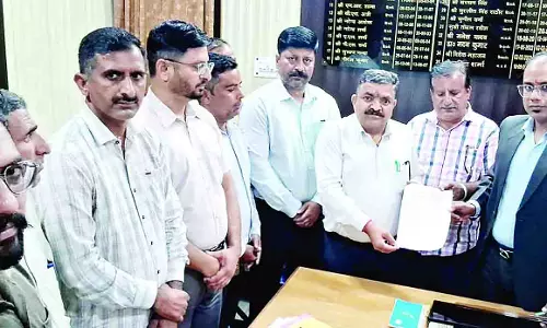 निशानदेही को गए अफसरों पर हमला