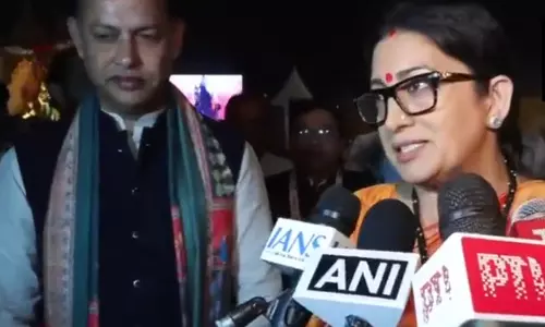 दिल्ली में स्मृति ईरानी ने किया रावण दहन, बोलीं