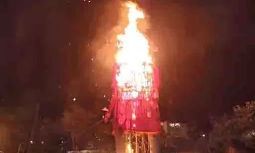 अंबिकापुर में 80 फीट का रावण खाक, आतिशबाजी के बीच मंच पर लगी आग अंबिकापुर में 80 फीट का रावण खाक, आतिशबाजी के बीच मंच पर लगी आग