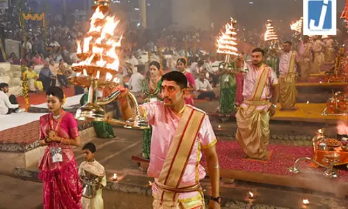 64 दिन बाद दशाश्वमेध घाट पर लौटी गंगा आरती, जलस्तर घटने से 84 घाटों का संपर्क बहाल