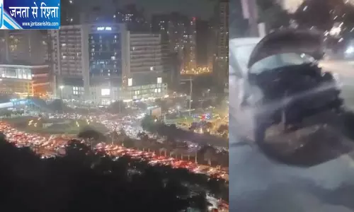 ग्रेटर नोएडा में एक मूर्ति यू-टर्न पर कार बनी आग का गोला, जाम में फंसे लोग