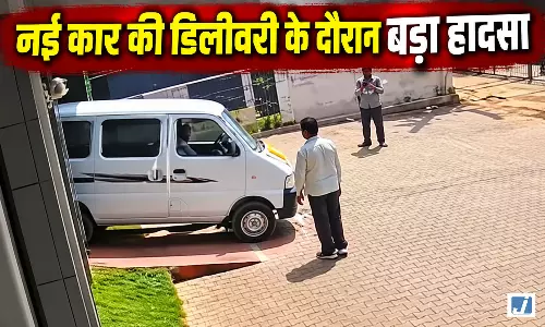शोरूम से निकलते ही नई कार बनी बेकाबू, बाइक सवारों को मारी टक्कर