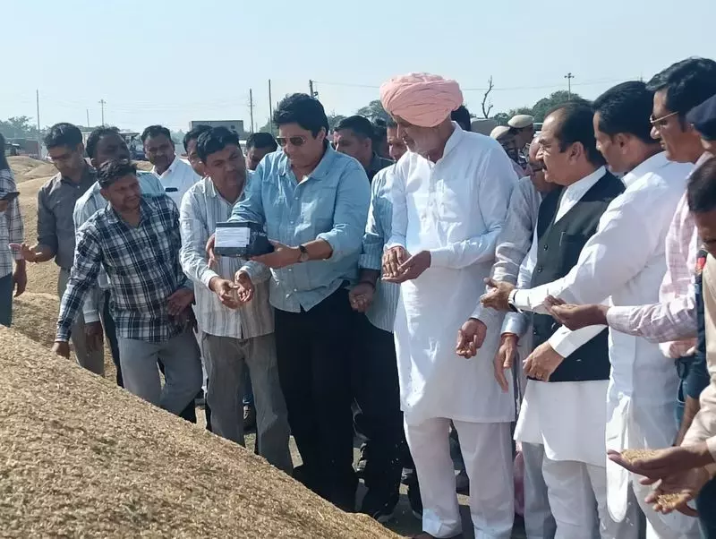 कृषि मंत्री ने किसानों को धान की सुचारू खरीद का भरोसा दिलाया कृषि मंत्री ने किसानों को धान की सुचारू खरीद का भरोसा दिलाया