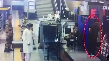 दिल्ली मेट्रो स्टेशन पर CISF ने दौड़ाकर पकड़ा संदिग्ध दिल्ली मेट्रो स्टेशन पर CISF ने दौड़ाकर पकड़ा संदिग्ध