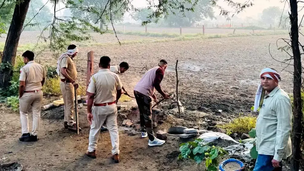 अवैध शराब कारोबार पर पुलिस का शिकंजा, भट्टियां तोड़ीं अवैध शराब कारोबार पर पुलिस का शिकंजा, भट्टियां तोड़ीं