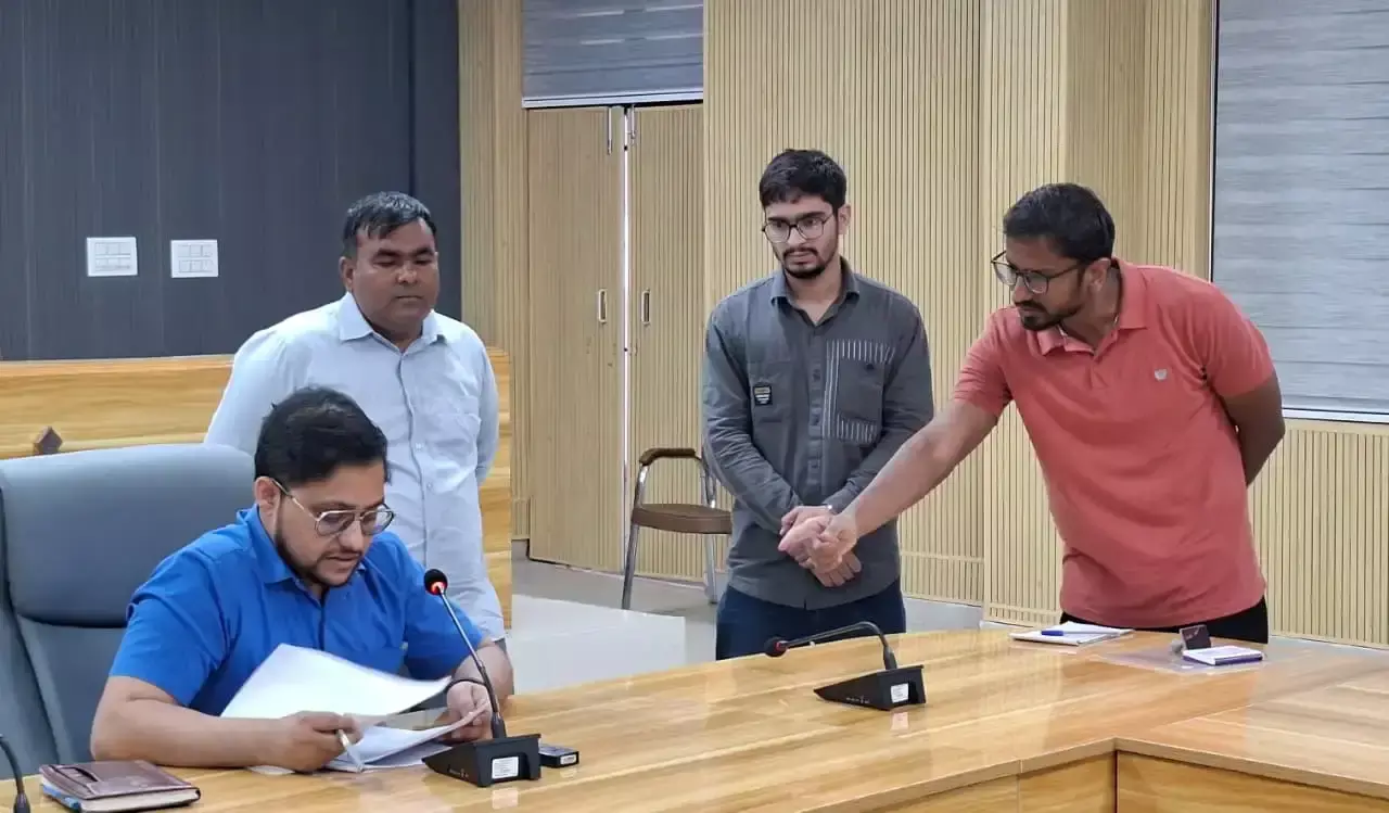 नूंह के समाधान शिविरों में शिकायतों के निपटारे पर प्रशासन का जोर नूंह के समाधान शिविरों में शिकायतों के निपटारे पर प्रशासन का जोर