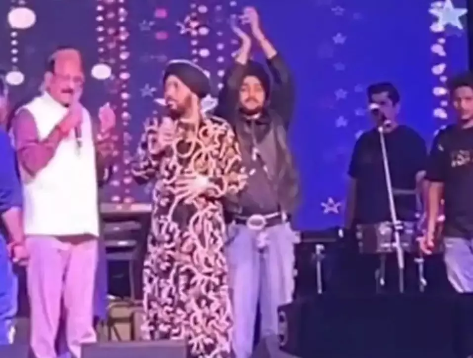 दलेर मेहंदी की प्रस्तुति बनी विवाद की वजह, मंत्री उनियाल ने उठाए सवाल दलेर मेहंदी की प्रस्तुति बनी विवाद की वजह, मंत्री उनियाल ने उठाए सवाल