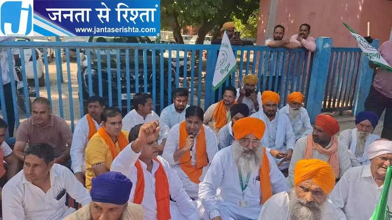 मंडी व्यवस्था के खिलाफ विरोध, कार्यालयों पर जड़े ताले मंडी व्यवस्था के खिलाफ विरोध, कार्यालयों पर जड़े ताले