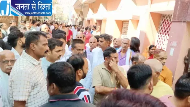 दुर्गा पूजा के बीच ताबड़तोड़ फायरिंग, दरोगा के दो बेटों को मारी गोली, छोटे की मौत दुर्गा पूजा के बीच ताबड़तोड़ फायरिंग, दरोगा के दो बेटों को मारी गोली, छोटे की मौत