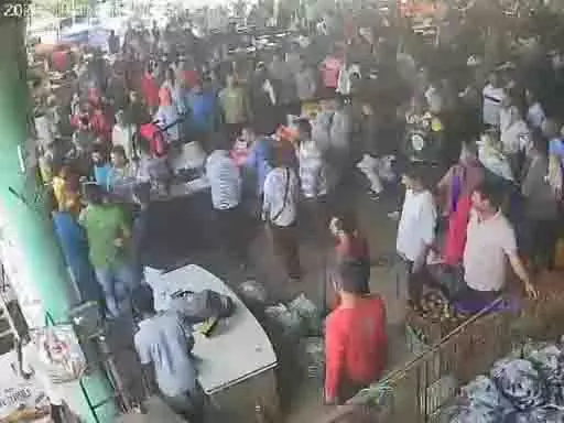 तिफरा सब्जी मंडी में भाजपा पार्षद और दूसरे पक्ष के बीच हाथापाई तिफरा सब्जी मंडी में भाजपा पार्षद और दूसरे पक्ष के बीच हाथापाई