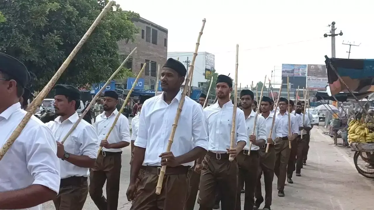 स्वयंसेवकों की कदमताल बनी आकर्षण, फूलों से किया गया स्वागत स्वयंसेवकों की कदमताल बनी आकर्षण, फूलों से किया गया स्वागत