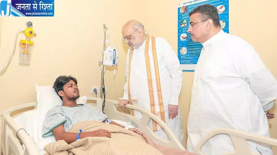 कोलकाता भगदड़ के पीड़ित परिवारों से मिले CM सुवेंदु अधिकारी कोलकाता भगदड़ के पीड़ित परिवारों से मिले CM सुवेंदु अधिकारी