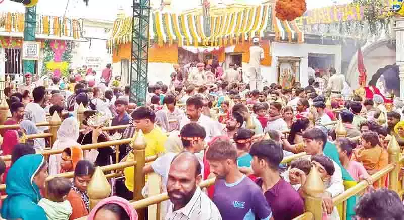 रामनवमी पर देवियों के दरबार डेढ़ लाख भक्त नतमस्तक रामनवमी पर देवियों के दरबार डेढ़ लाख भक्त नतमस्तक