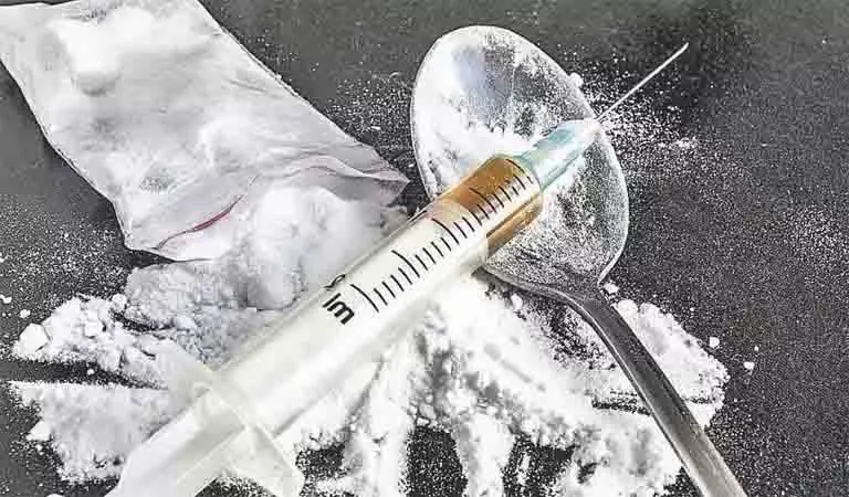 तारादेवी में कार सवार तीन युवकों से पकड़ा चिट्टा तारादेवी में कार सवार तीन युवकों से पकड़ा चिट्टा