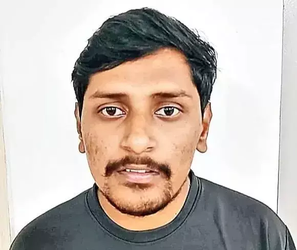 महिला बनकर 14 लोगों से रंगदारी मांगने वाला साइबर शातिर पकड़ा गया महिला बनकर 14 लोगों से रंगदारी मांगने वाला साइबर शातिर पकड़ा गया