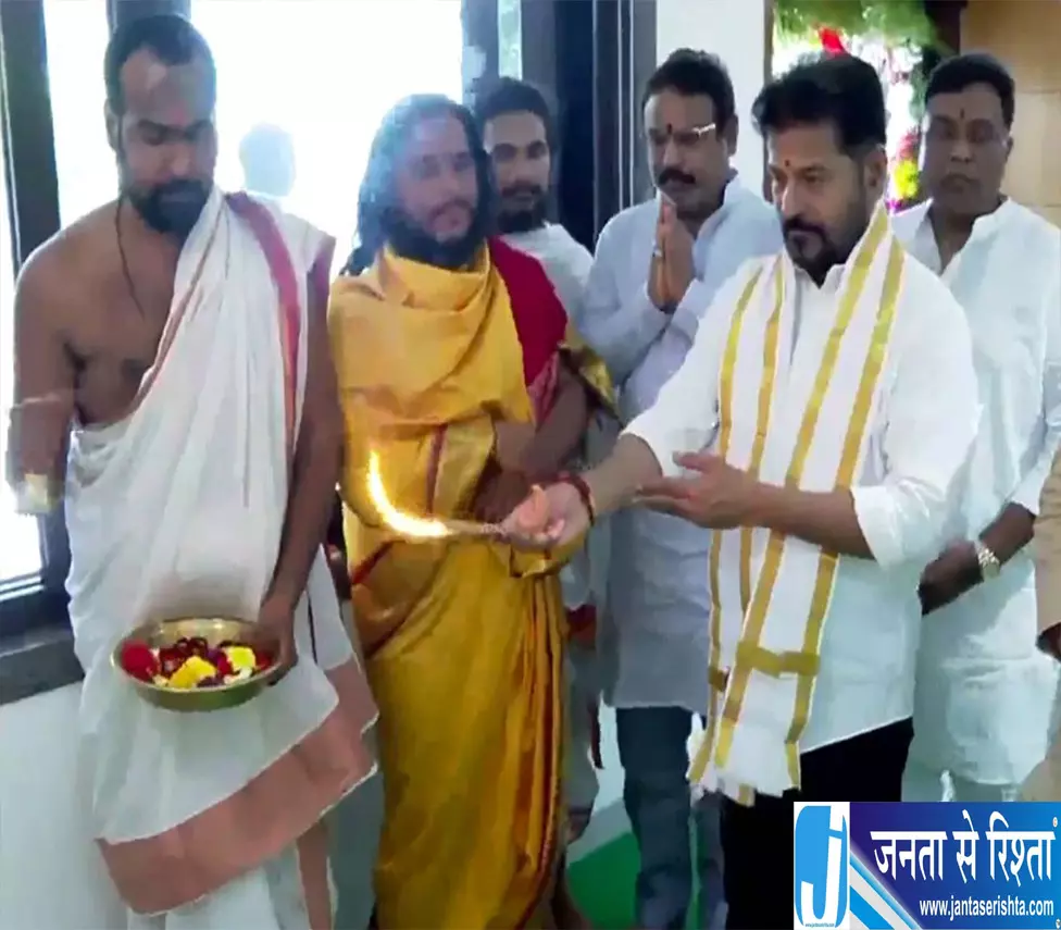 दशहरे पर CM रेवंत रेड्डी ने की पारंपरिक आयुध पूजा दशहरे पर CM रेवंत रेड्डी ने की पारंपरिक आयुध पूजा