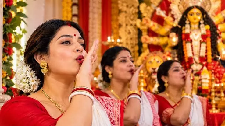 बंगाली परंपरा की खास पहचान है उलू ध्वनि, जानें वजह बंगाली परंपरा की खास पहचान है उलू ध्वनि, जानें वजह