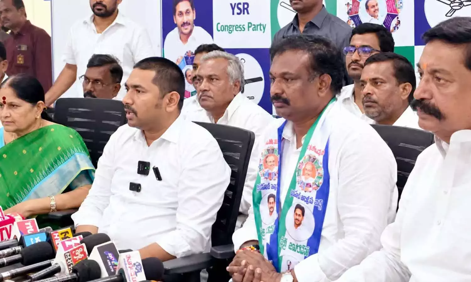 YSRCP विधायक का आरोप, पुलिस ने नामांकन रोकने में टीडीपी की मदद की YSRCP विधायक का आरोप, पुलिस ने नामांकन रोकने में टीडीपी की मदद की