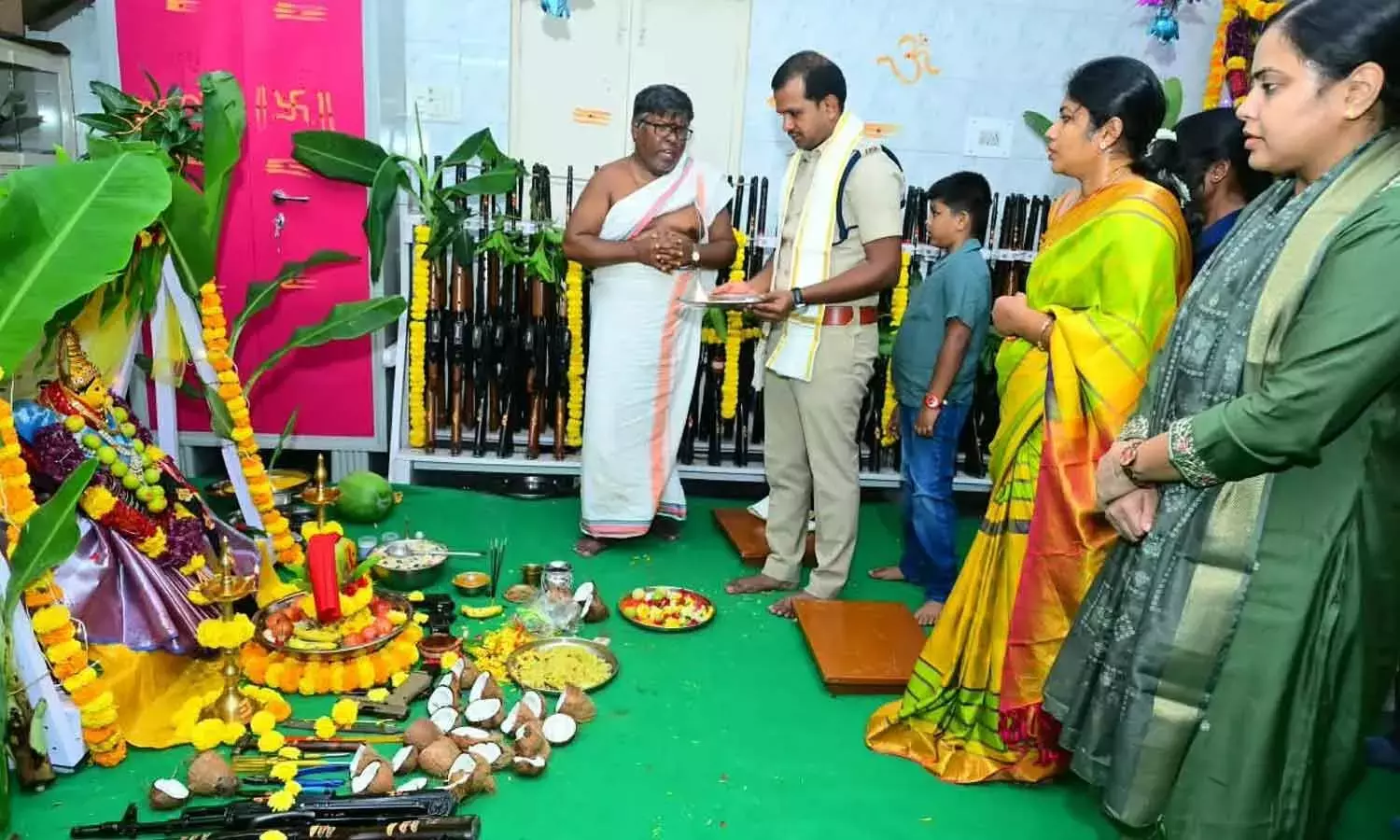 Andhra: एसपी ने दी विजयादशमी की शुभकामनाएं Andhra: एसपी ने दी विजयादशमी की शुभकामनाएं