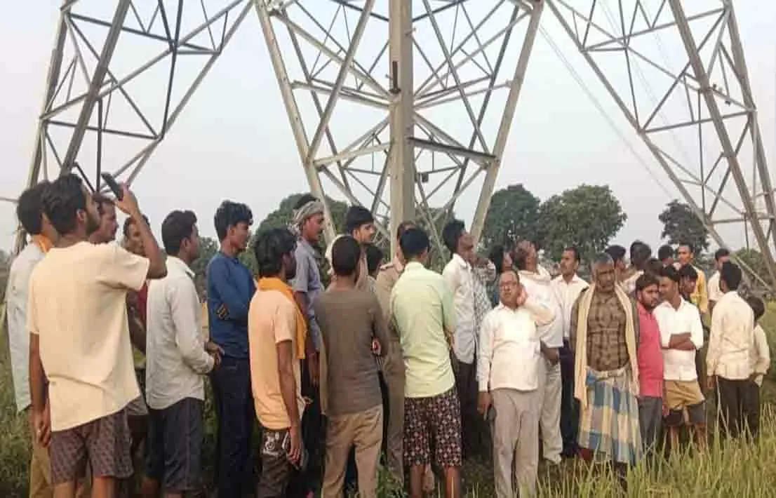 परिजनों से नाराज 20 वर्षीय युवक 4 लाख वोल्ट के टावर पर चढ़ा परिजनों से नाराज 20 वर्षीय युवक 4 लाख वोल्ट के टावर पर चढ़ा