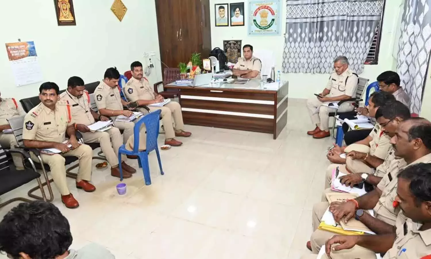 Andhra: स्थानीय निकाय चुनाव को लेकर पुलिस हाई अलर्ट पर है Andhra: स्थानीय निकाय चुनाव को लेकर पुलिस हाई अलर्ट पर है