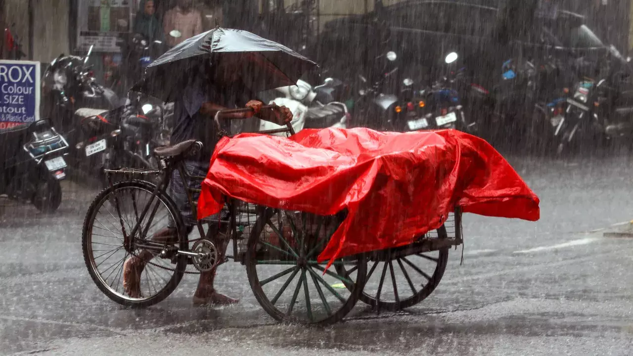 बंगाल की खाड़ी में बन रहा कम दबाव का क्षेत्र, पूर्वोत्तर मानसून से बढ़ेगी हलचल बंगाल की खाड़ी में बन रहा कम दबाव का क्षेत्र, पूर्वोत्तर मानसून से बढ़ेगी हलचल
