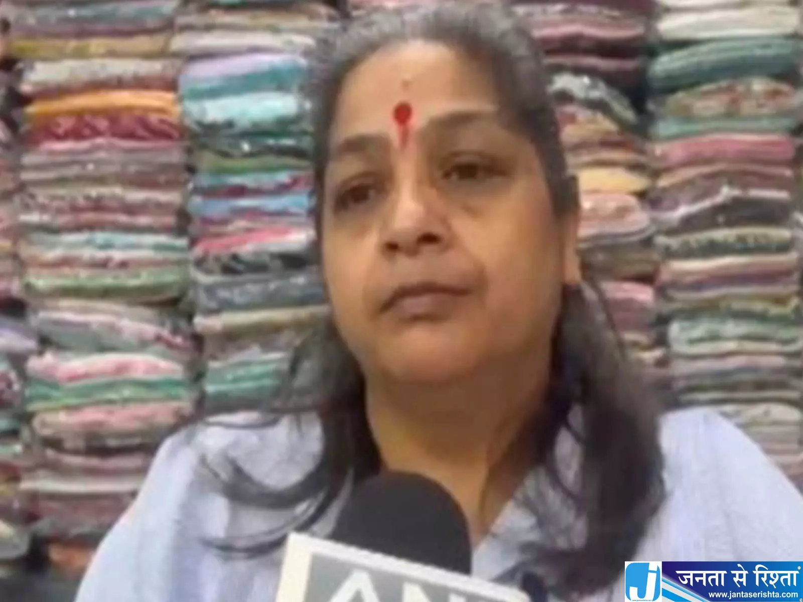 बेटे की मौत के मामले में गिरफ्तारी से भावुक हुई मां बेटे की मौत के मामले में गिरफ्तारी से भावुक हुई मां