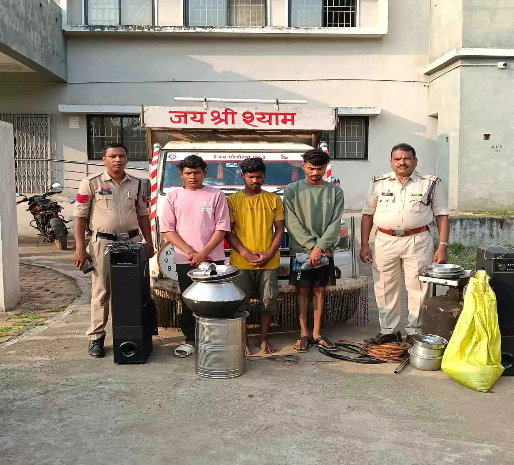 खैरागढ़ में अंतरराज्यीय चोर गिरोह का पर्दाफाश, तीन आरोपी गिरफ्तार खैरागढ़ में अंतरराज्यीय चोर गिरोह का पर्दाफाश, तीन आरोपी गिरफ्तार